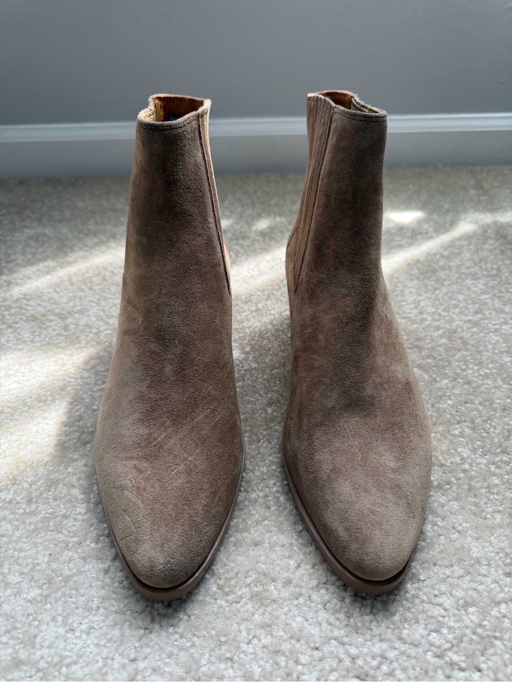 rag & bone women’s Taupe Suede Chukka Boots